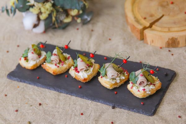 КАНАПЕ КРИСПИ С БУЖЕНИНОЙ, СЫРОМ ФЕТА И ТЫКВЕННЫМИ СЕМЕЧКАМИ  12 ШТ